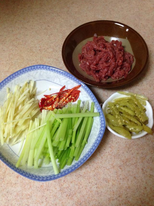 牛肉、野山椒、小米辣、仔姜切丝，小芹菜择去叶子和老梗切稍长一点的段。