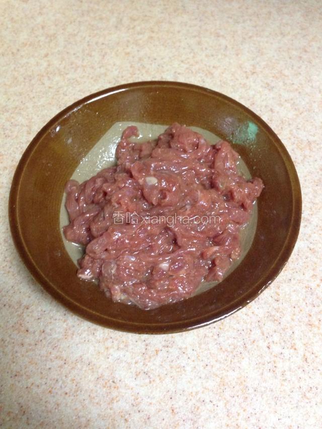 用辅料1的所有材料给牛肉码味几分钟，稍微要码稀一点。