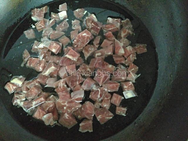 冷水烧开氽牛肉，去除血水。