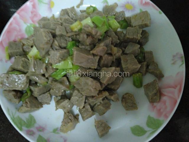 炒香肉粒盛出备用。