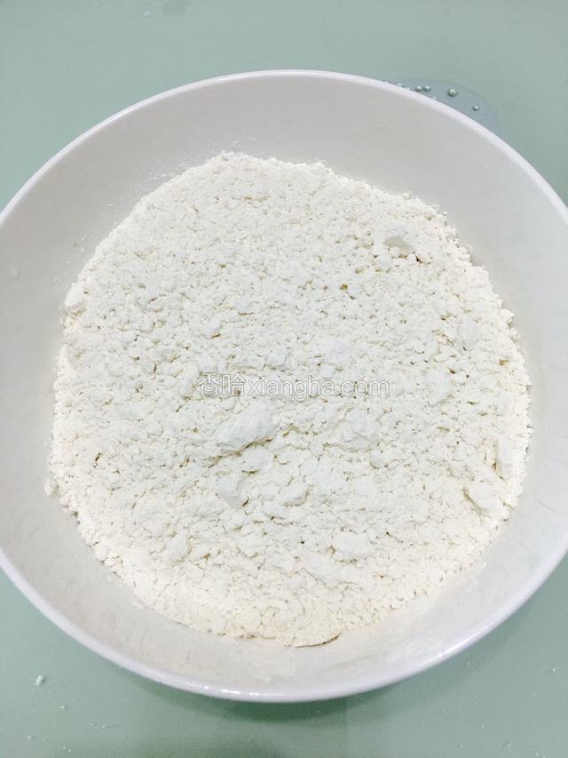 面粉装入大碗中