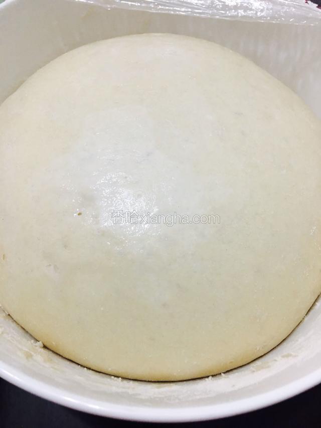 面团发酵至2.5倍大。