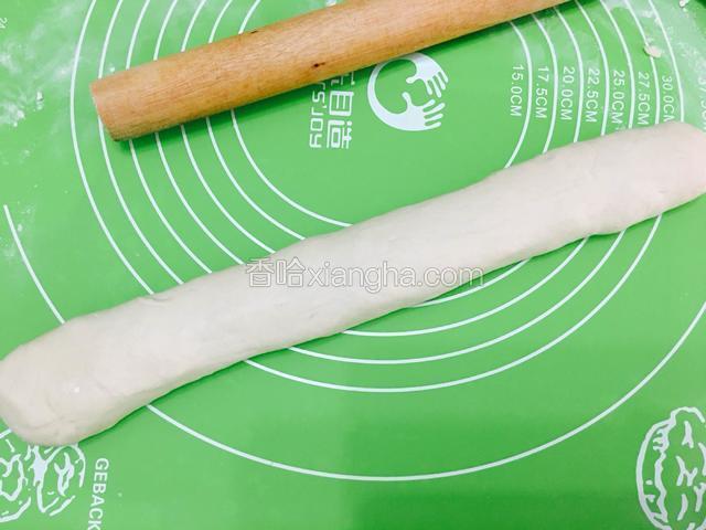 把面团排气4-5分钟后揉成光滑长条。