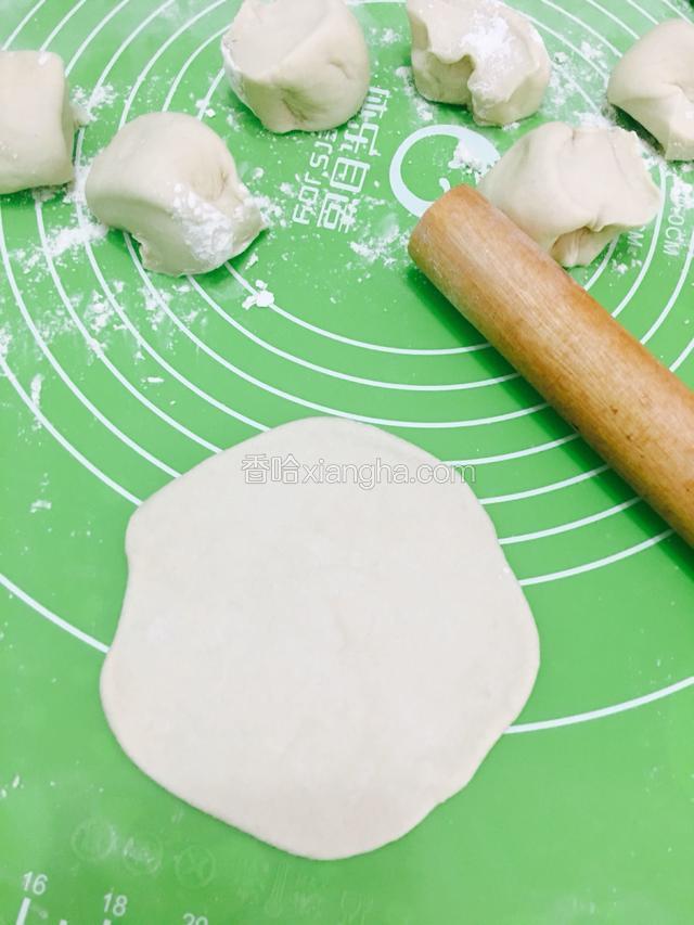 擀成圆形面皮，中间后周边薄。