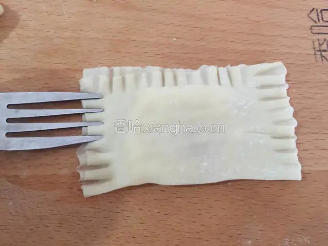 用叉子按一下边沿加固，防止煎的过程中漏馅。依次做完所有的香蕉派。