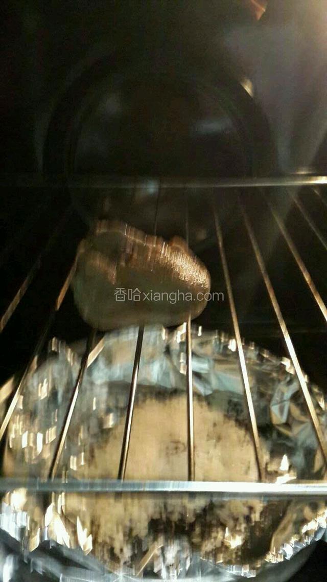 牛舌切两段，锅中坐水加葱姜和料酒，下入牛舌开火烧开，捞出牛舌洗净浮沫，搽一点香油烤盘铺锡纸放入红糖，米和茶叶，牛舌放在烤架上，烤箱230度熏10分钟，熏料冒浓烟关火，再焖熏10分钟取出晾凉