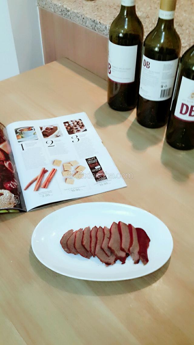 在牛舌上刷一点香油切厚片装盘