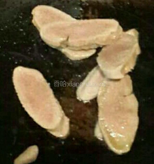 另一段煮好的牛舌切厚片，约2个钱币厚。也可以切成自己喜欢的薄厚片。锅中放适量香油，放入牛舌加盐和现磨黑胡椒煎上色关火