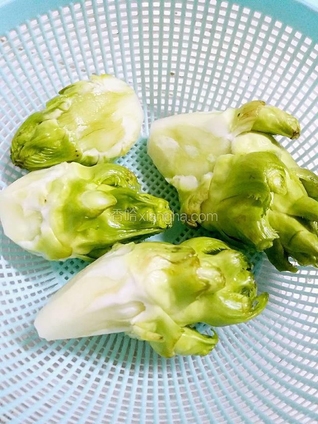 去除儿菜根部皮，洗净；