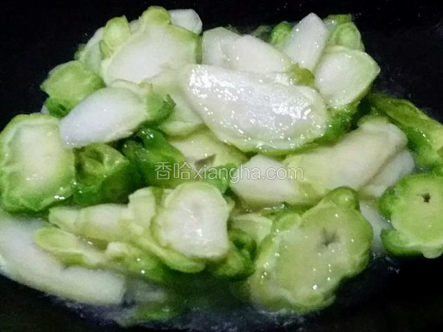 猪油化开后加入儿菜片翻炒至变色；