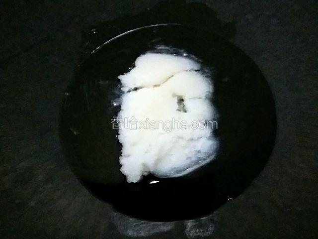 冷锅入猪油；
