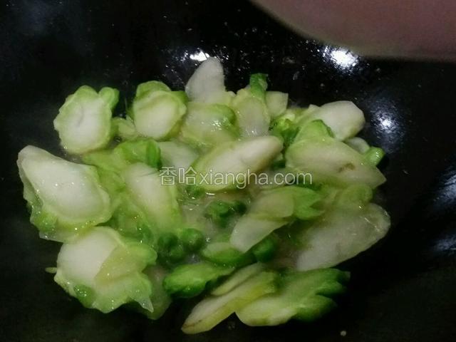 加入少许水焖至变熟，加入适量盐调味；（也可加点鸡粉）