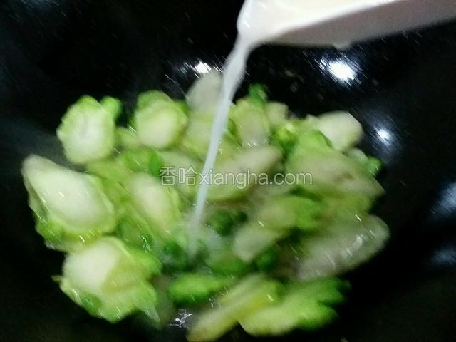 起锅前加入少许水淀粉，快熟翻炒出锅装盘。（不喜欢勾芡的友友可以省略这一步。）