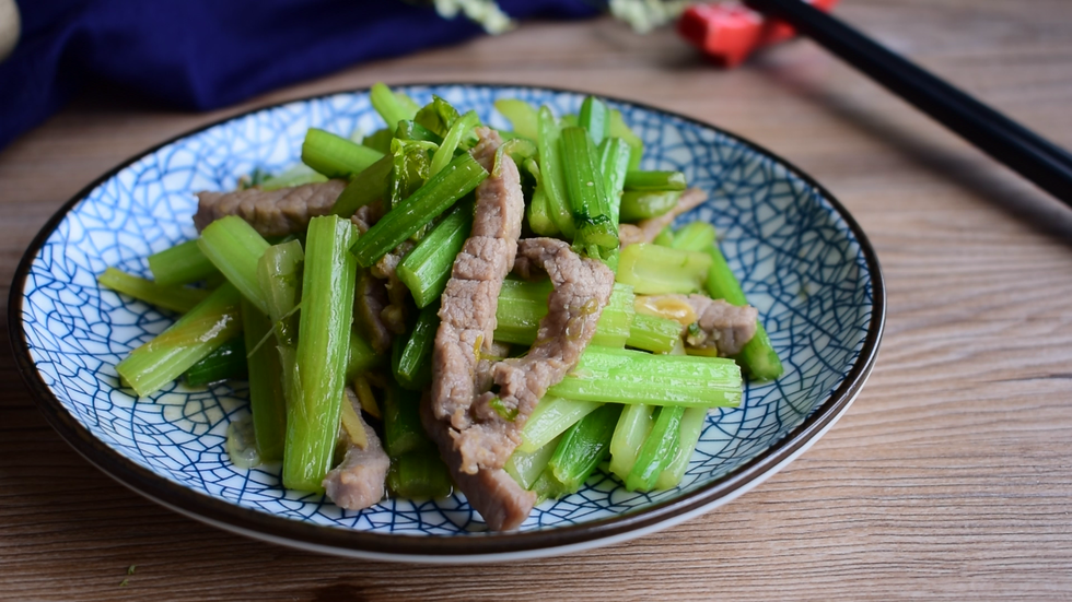 一道美味的芹菜炒牛肉就做好了