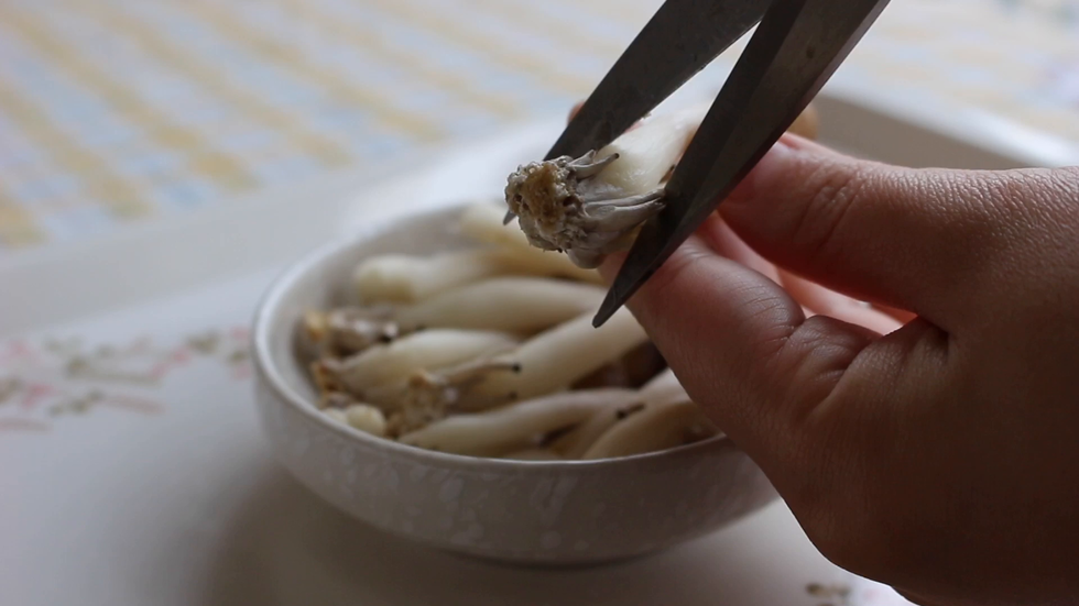 蟹味菇剪掉根部