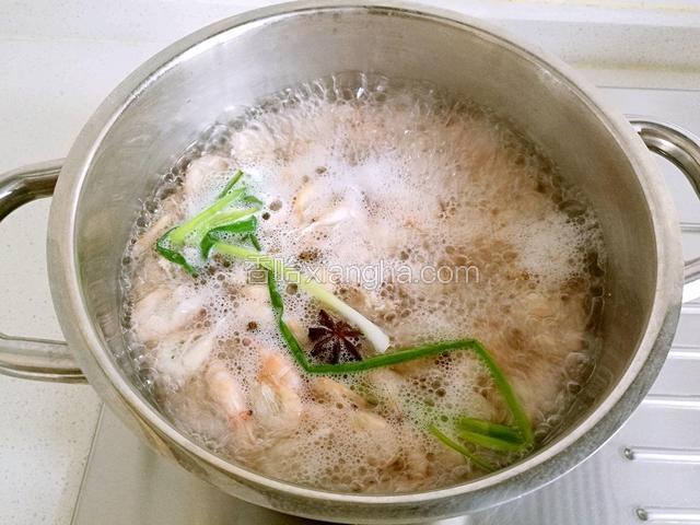 大火煮沸后即可关火，然后盛盘。