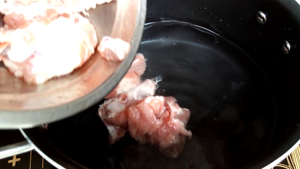 排骨洗净冷水下锅，焯水