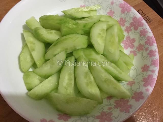 黄瓜去皮洗干净切片。