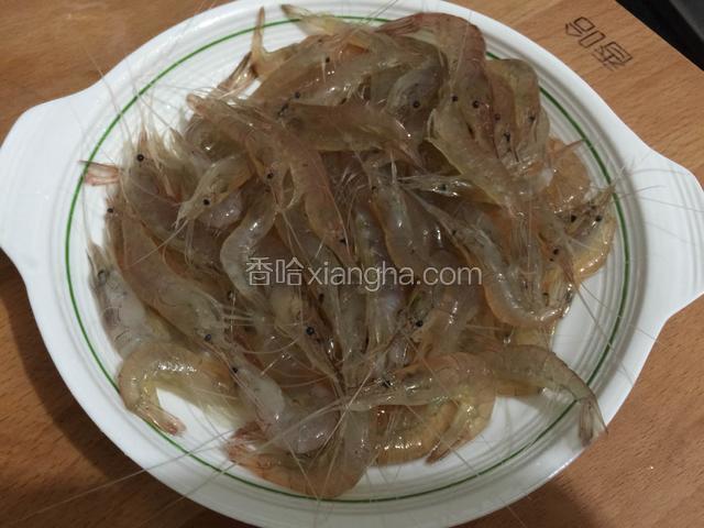 白米虾洗干净。
