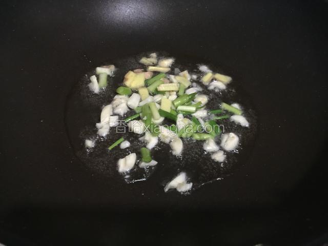 锅里倒入适量的油烧热，放入葱姜蒜煸香。