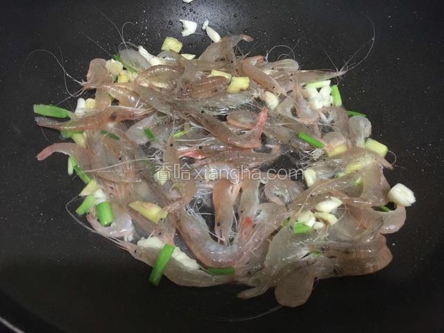 放入白米虾炒至变色。
