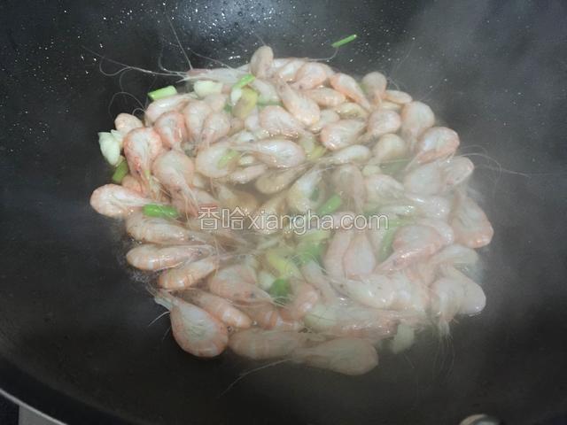 加入料酒，生抽，老抽和白糖翻炒均匀。