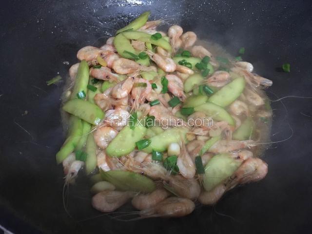出锅前调入少许的盐和撒入葱花翻炒均匀即可。