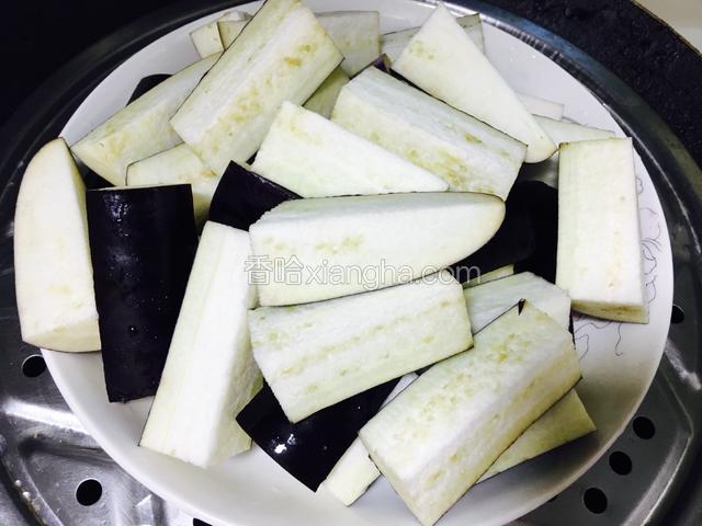 茄好的茄子放入热水锅中蒸8-10分钟，一定要蒸透哦。