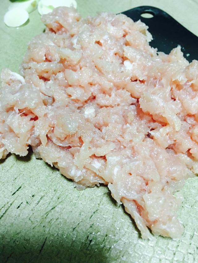 利用蒸茄子的时间来把里脊肉剁碎，剁碎的肉放入碗中加少许油和水顺时针搅拌一下，这样炒出来的肉沫鲜嫩多汁。