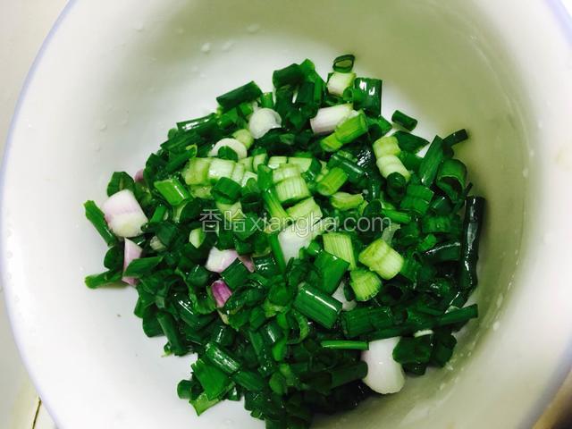 葱切葱花（这道菜葱花是关键，能令整道菜带出更浓的香味。