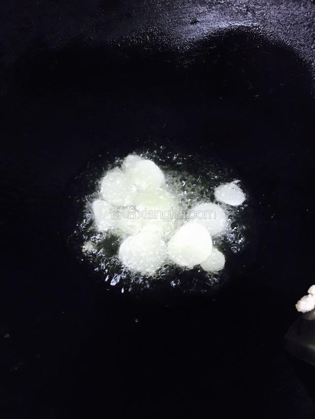 油锅放油烧至五成热，放入蒜片爆香。