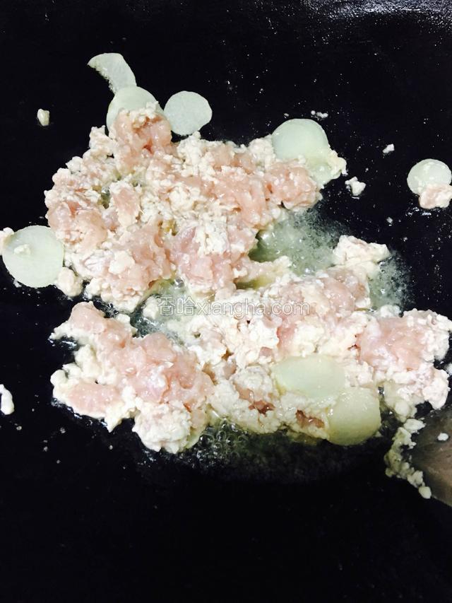 放入肉沫炒至微微金黄色。