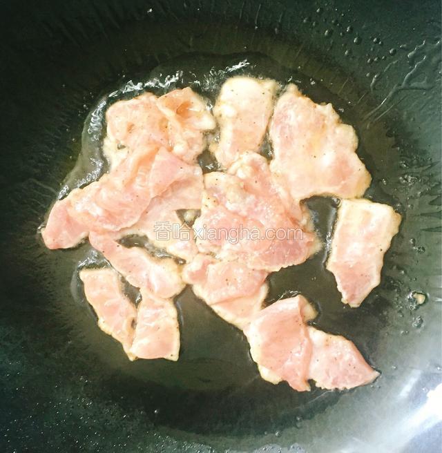 锅中倒入适量食用油，五六分热时倒入腌制好的瘦肉，放入味精小火煸炒