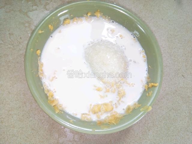 接着依次放入白糖，50克牛奶，用勺子搅拌均匀，搅拌至糊状