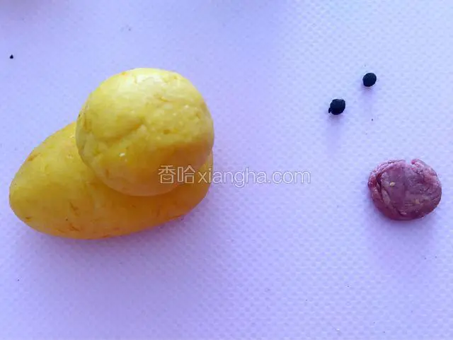 把做好的圆球形鸭头，放到揉好的椭圆形长条鸭身上。