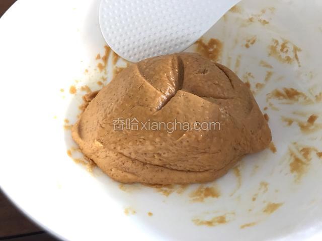 反复搅拌至无干粉状态的粉团，放入冰箱储存30分钟。