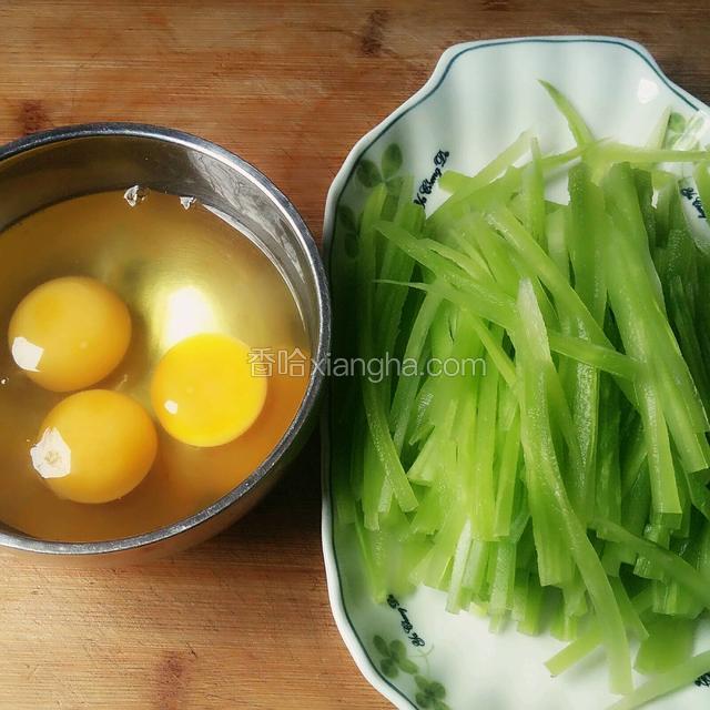 鸡蛋磕入碗中，莴笋切成丝