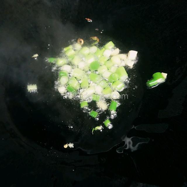 锅中余油，爆香葱花