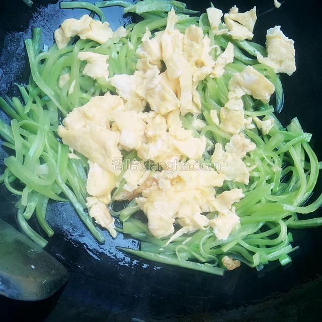 将炒好的蛋块回锅，加盐