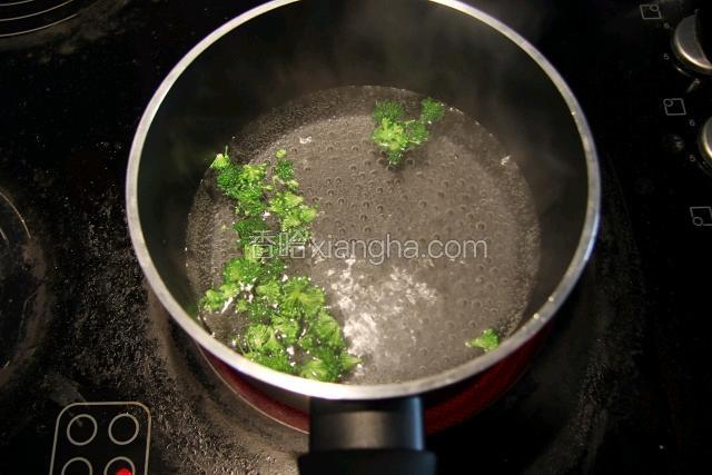 西兰花取顶尖些许，锅内水加热至冒小泡，倒入西兰花，搅拌滚煮，当变成翠绿色时，捞出备用。