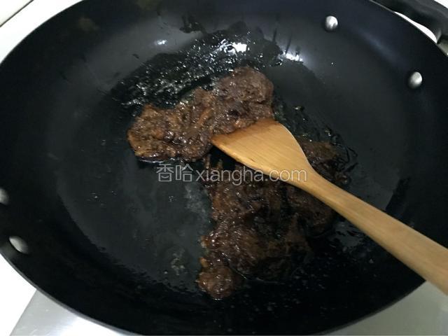 冰糖全部融化加入枣肉，最小火翻炒。然后加入那一碗煮枣水，继续小火慢慢搅拌翻炒至枣肉和水完全融合变的粘稠。