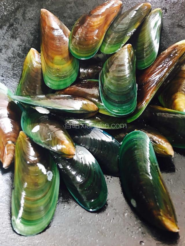 青口贝洗干净，倒入一口无水无油的锅中，淋上料酒，开中火煮3-4分钟（青口在煮的时候会出水）