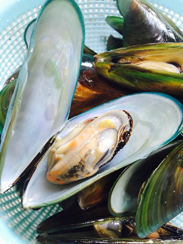 捞出青口贝冲洗一下后，取肉。