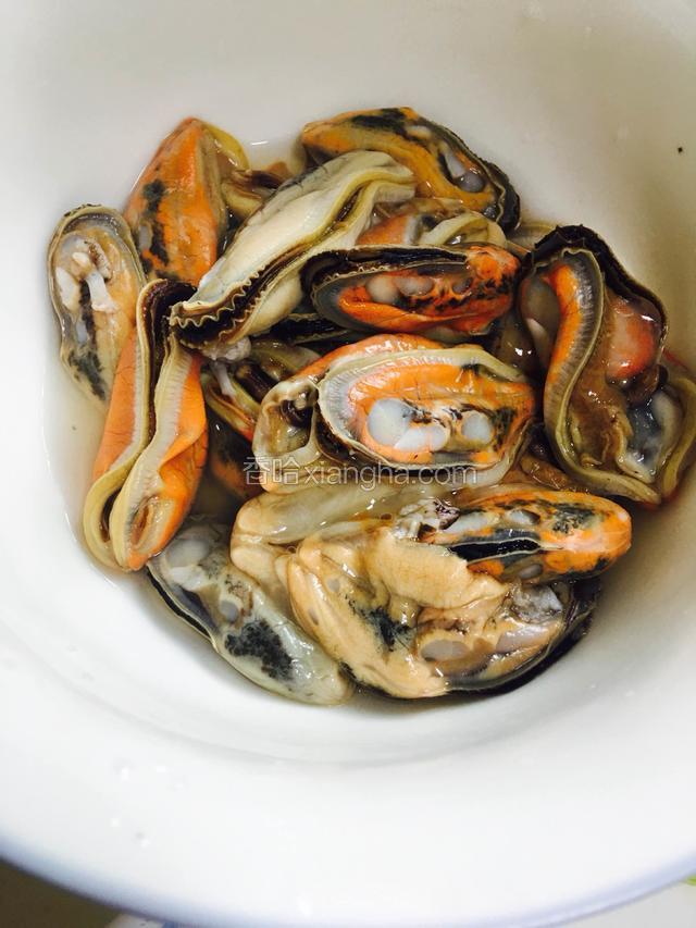 全部取出肉放碗中备用。