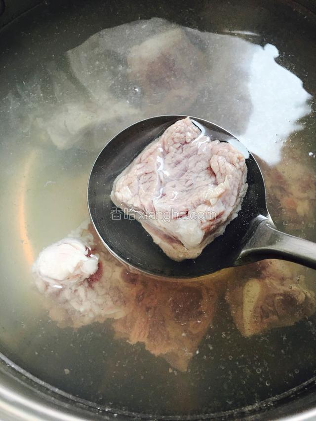 锅中烧开水放入排骨抄出血水。