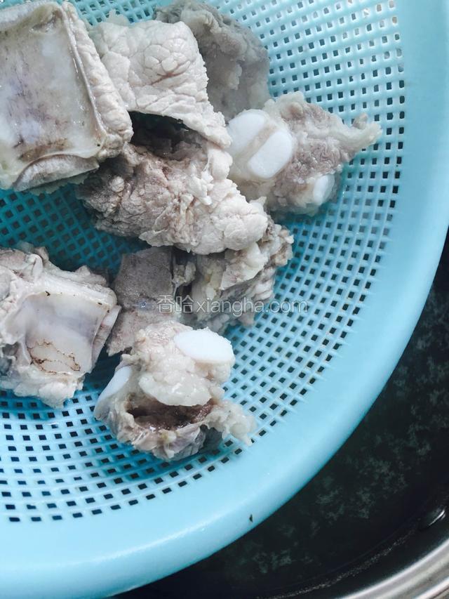 抄了血水的排骨冲洗干净。