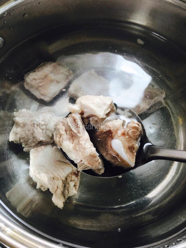 放入清水锅中。