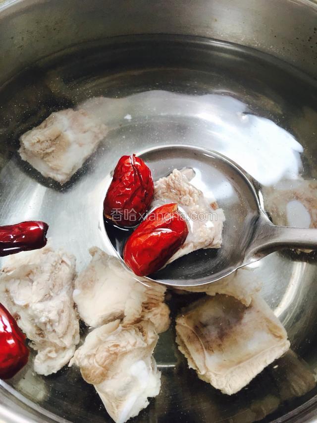 放入红枣大火煮沸后转中火小火煮30分钟