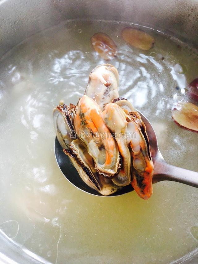 最后放入青口肉中大火煮3-4分钟即可。煮太久青口会老。