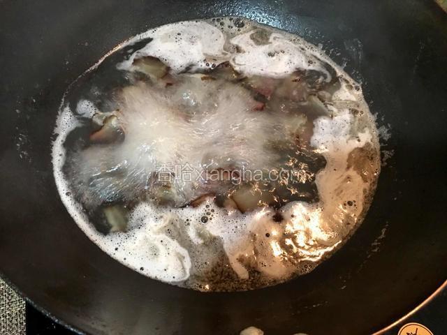  腊肉洗净切片，在沸水中煮10分钟左右，捞出滤干备用